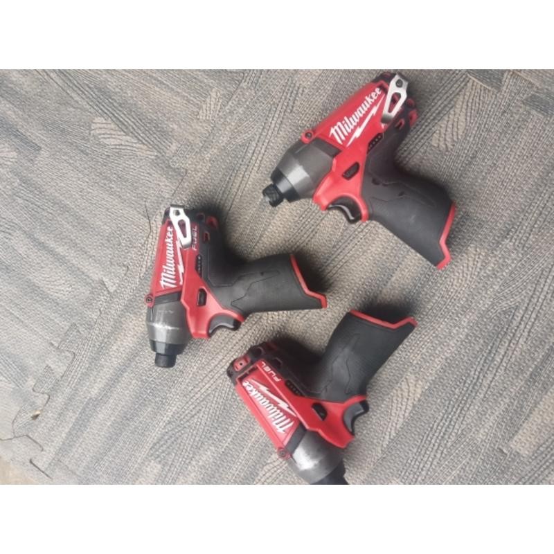 Milwaukee M12 2453-20 ไขควงแบตเตอรี่ลิเธียมไร้แปรงถ่าน/ไขควงชิ้นเดียวแบบสแตนด์อโลนมือที่สองแบบสุ่ม