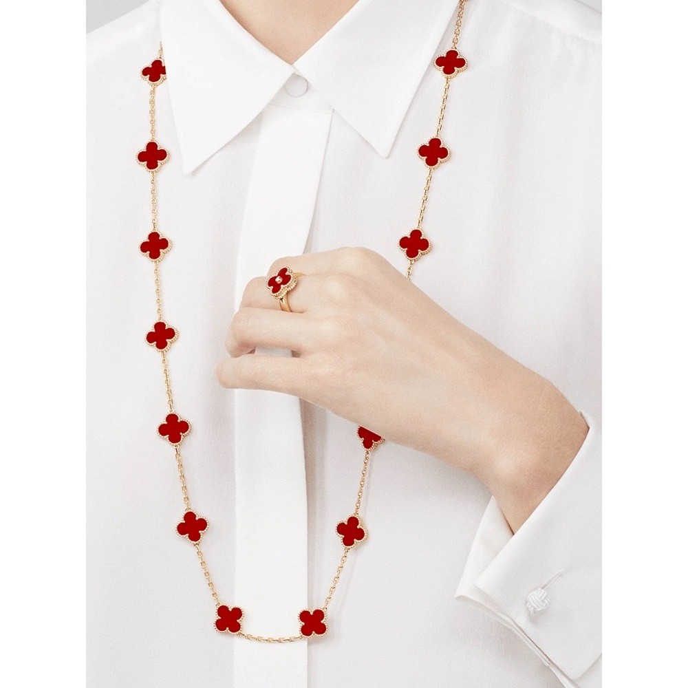 สร้อยคอมากล้อมพุ่มไม้สี่ใบจาก Van Cleef & Arpels แบบ Alhambra ทำด้วยทองคำขาว 18K