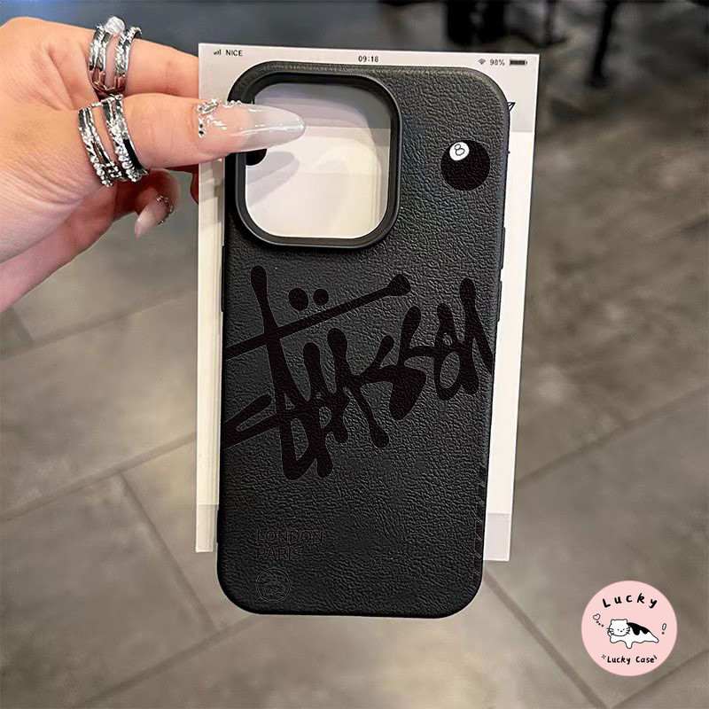 แฟชั่นภาษาอังกฤษกราฟิติแนวโน้มยี่ห้อหนังพื้นผิวนุ่ม เคส IPhone 15 17 air 11 16 13 14 12 Pro Max 15 16 14 Plus XR X XS