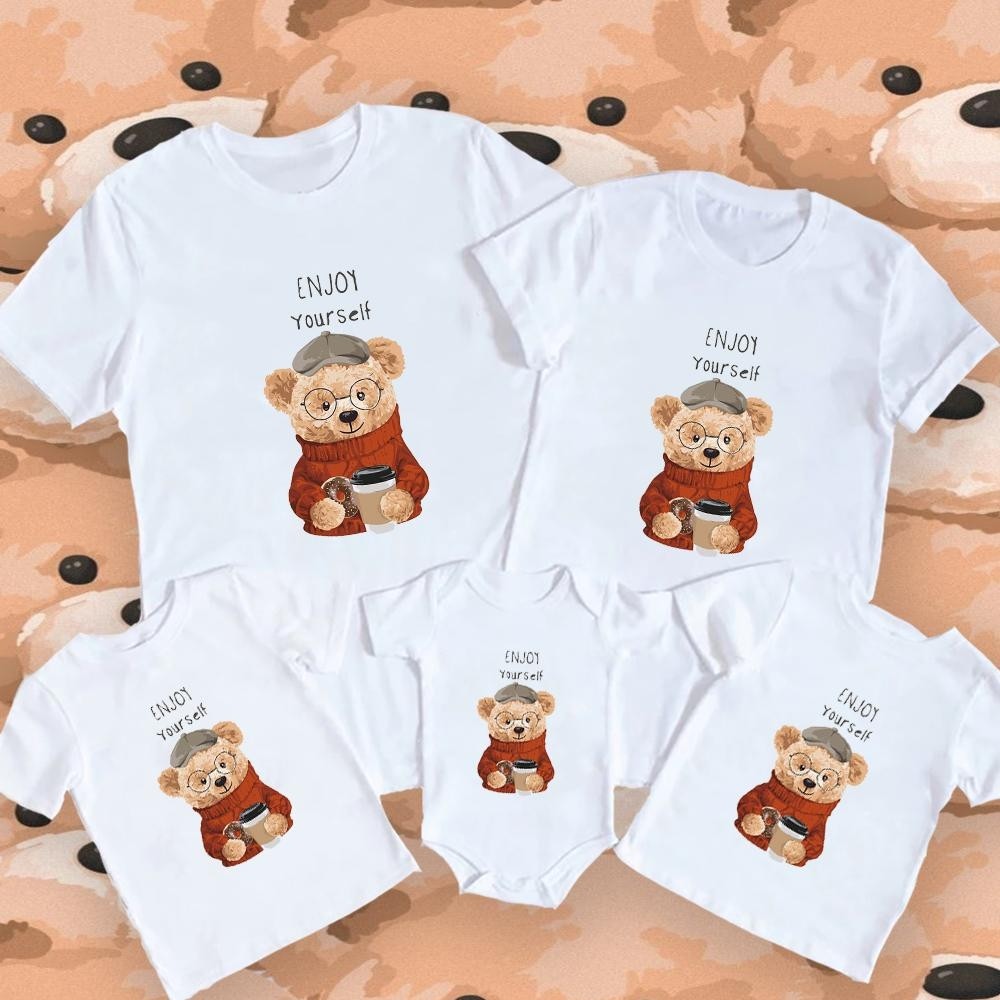 สนุกกับตัวเองหมีพิมพ์ครอบครัวจับคู่ทีเสื้อฤดูร้อนเด็กสีขาวด้านบนประเดิมเสื้อผ้าแม่พ่อเด็กเด็กจับคู่เสื้อผ้าทารกแรกเกิด ชุดรอมเปอร์