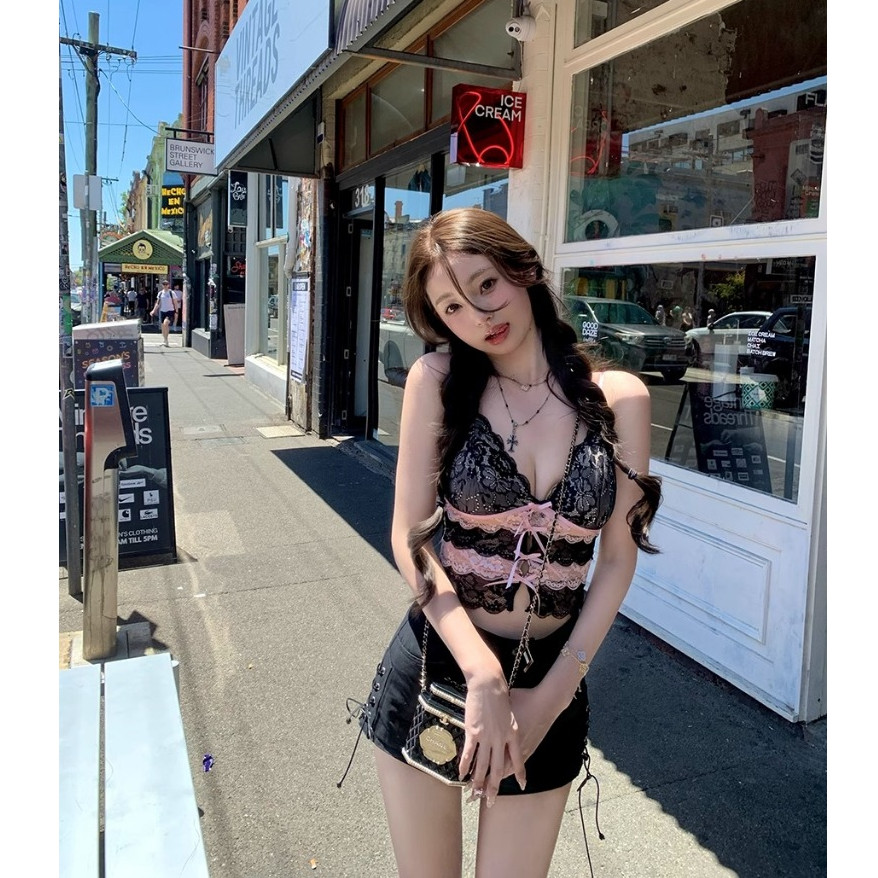 เสื้อเปิดไหล่ สีดำ ผ้าลูกไม้สายเดี่ยว คอวี สายปรับได้ มีบราและซับใน ผูกริบบิ้นกลางอก เสื้อครอป #2464 - รูปที่ 2