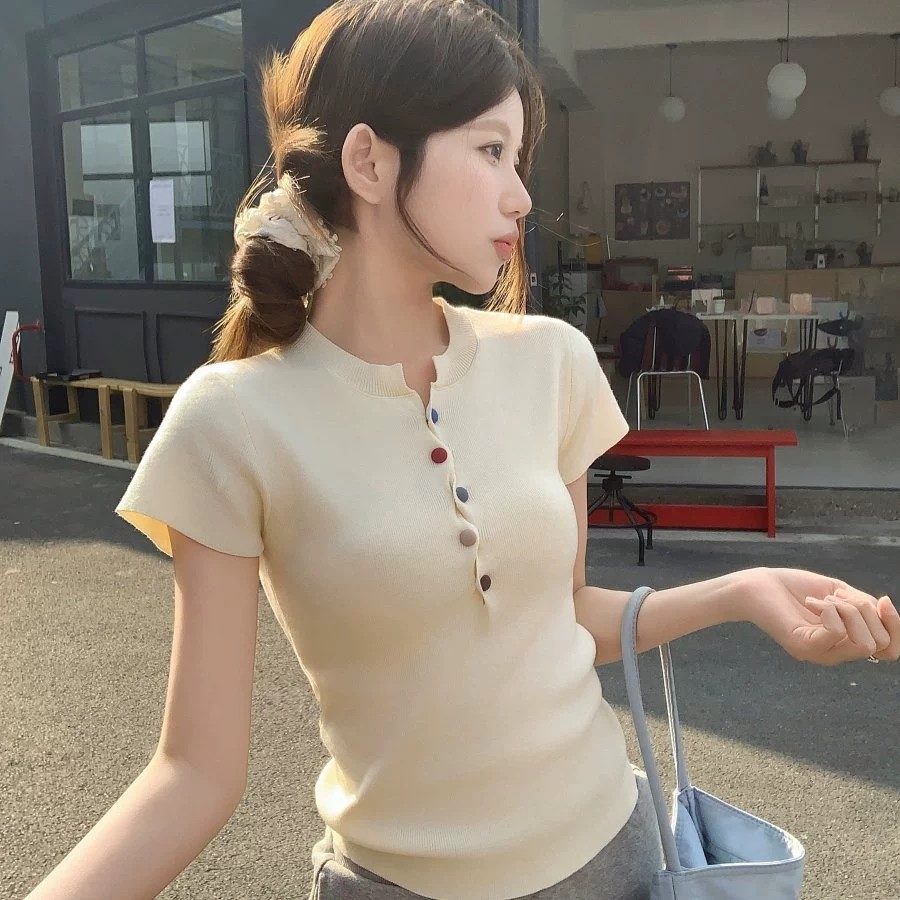 GAKKI เสื้อยืดคอวีแขนสั้นสีสันหญิงในฤดูร้อนปี 2025 เสื้อสเวตเตอร์ตัวสั้น รุ่นใหม่ รุ่น 3206#