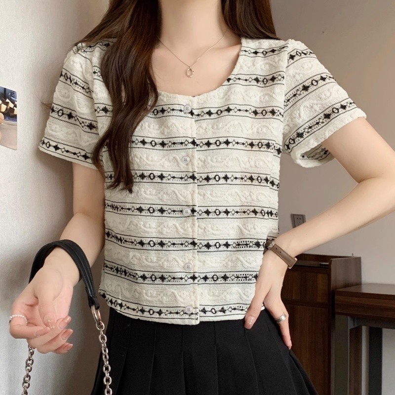 Kaekai พร้อมส่ง เสื้อครอป แขนสั้น คอกลม ดีเทลลวดลายกราฟฟิก สไตล์เกาหลี ผ้าฝ้าย ใส่สบายมาก รุ่นติดกระดุม งานยอดฮิต