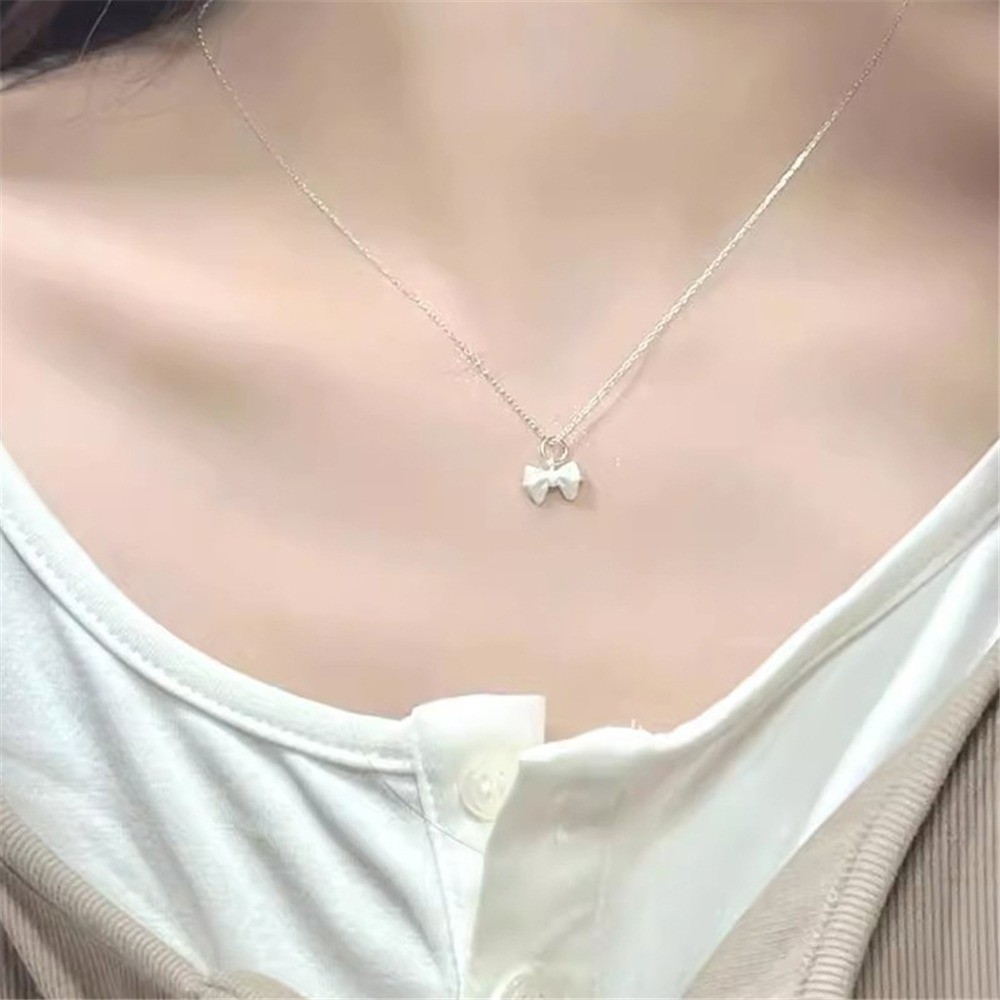 Retro Silver Matte Bow สร้อยคอน่ารักสำหรับสาวๆ Simple Clavicle Chain ของขวัญวันเกิดและ.party สไตล์เกาหลี ราคา ถูกที่สุด ดีลบีเคเค แกลเลอรีภาพที่ 2