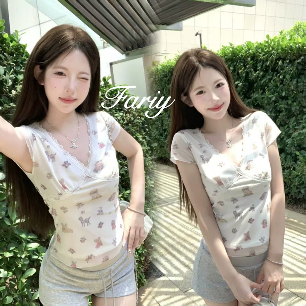 Fariy🍒คลังสินค้าพร้อม🍒 เสื้อยืดคอวีแขนสั้นลายดอกไม้สไตล์หวานและเผ็ดสำหรับผู้หญิงในฤดูร้อน เสื้อตัวบนทรงตรงขอบคลื่นช่วยลดอายุและช่วยให้ผอมเพรียว