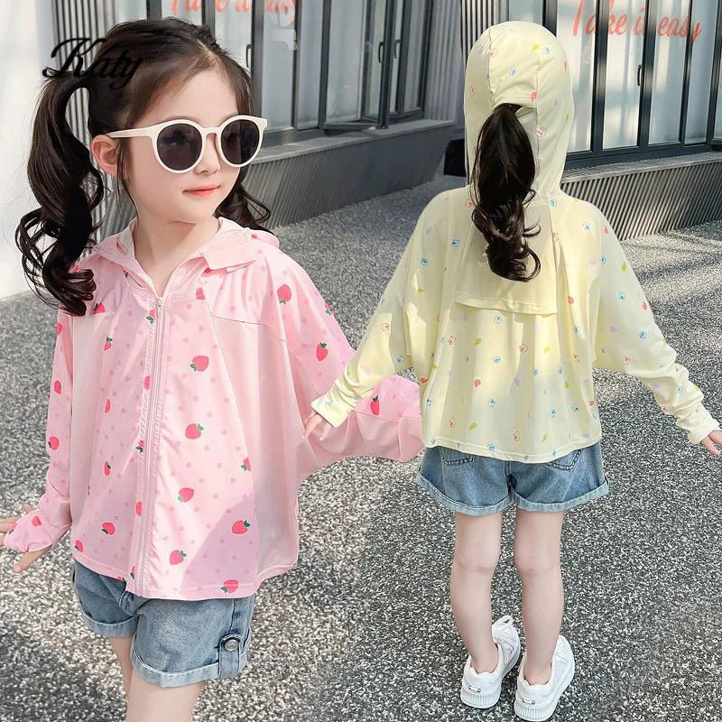 ชุดป้องกันแสงแดดสำหรับเด็กในสต็อก เสื้อคลุมป้องกัน UV ผ้าไหมบางฤดูร้อนที่ระบายอากาศได้สำหรับเด็กชายและเด็กหญิง เสื้อแจ็คเก็ตป้องกันแสงแดดสำหรับกลางแจ้ง ชุดแสงแดดนักเรียนในสต็อก