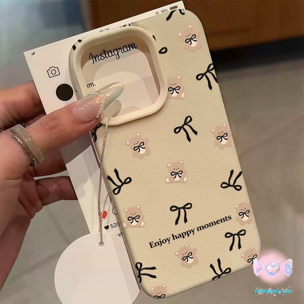 จัดส่งในพื้นที่ เคสเหมือนเปลือกลิ้นจี่ หมีและโค้งคำนับสีดำ สําหรับIPhone16 15 14 13 12 11 7 8plus Pro Promax XR XS