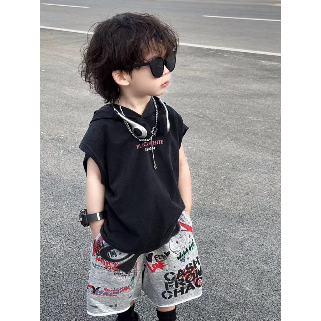 ชุดเสื้อกั๊กมีฮู้ดเด็กใหม่ฤดูร้อน สไตล์เกาหลี กางเกงขาสั้นลายการ์ตูนสำหรับเด็กชาย แบบไม่มีแขน ชุดสองชิ้นหลวม