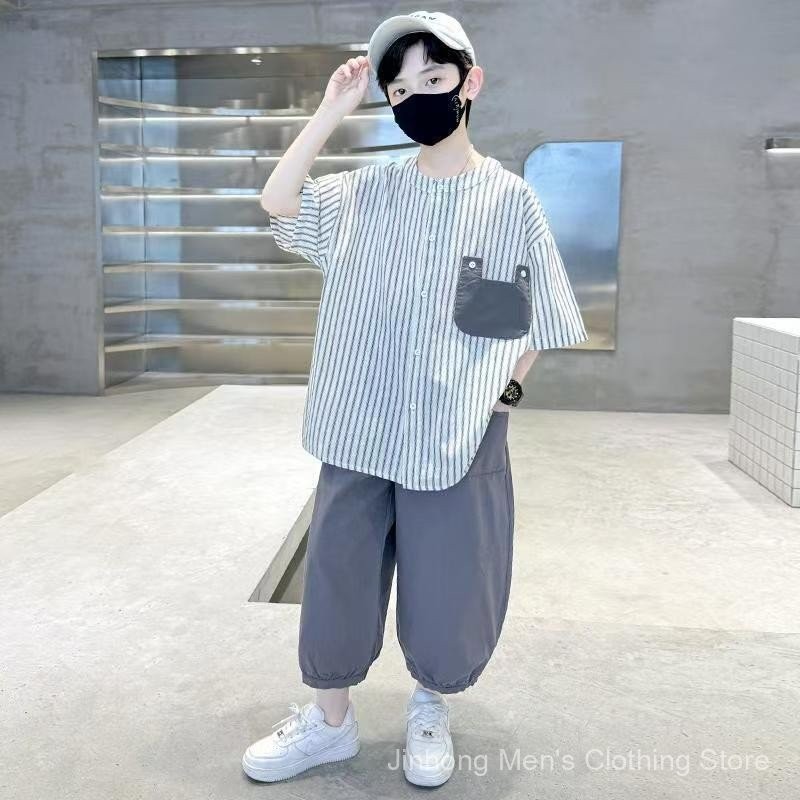 2025 เสื้อผ้าบางฤดูร้อนสำหรับเด็กชายใหม่ [เสื้อแขนสั้น + กางเกงขายาว] ชุดสองชิ้น