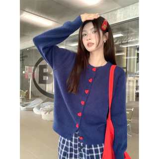 คาร์ดิแกนถักปุ่มหัวใจสไตล์หวานอ่อนโยนสำหรับผู้หญิง เสื้อสเวตเตอร์คอกลมใหม่ที่นุ่มสบาย เสื้อโค้ทสั้นสำหรับฤดูใบไม้ร่วง ต้องมี D3P8 5AKU