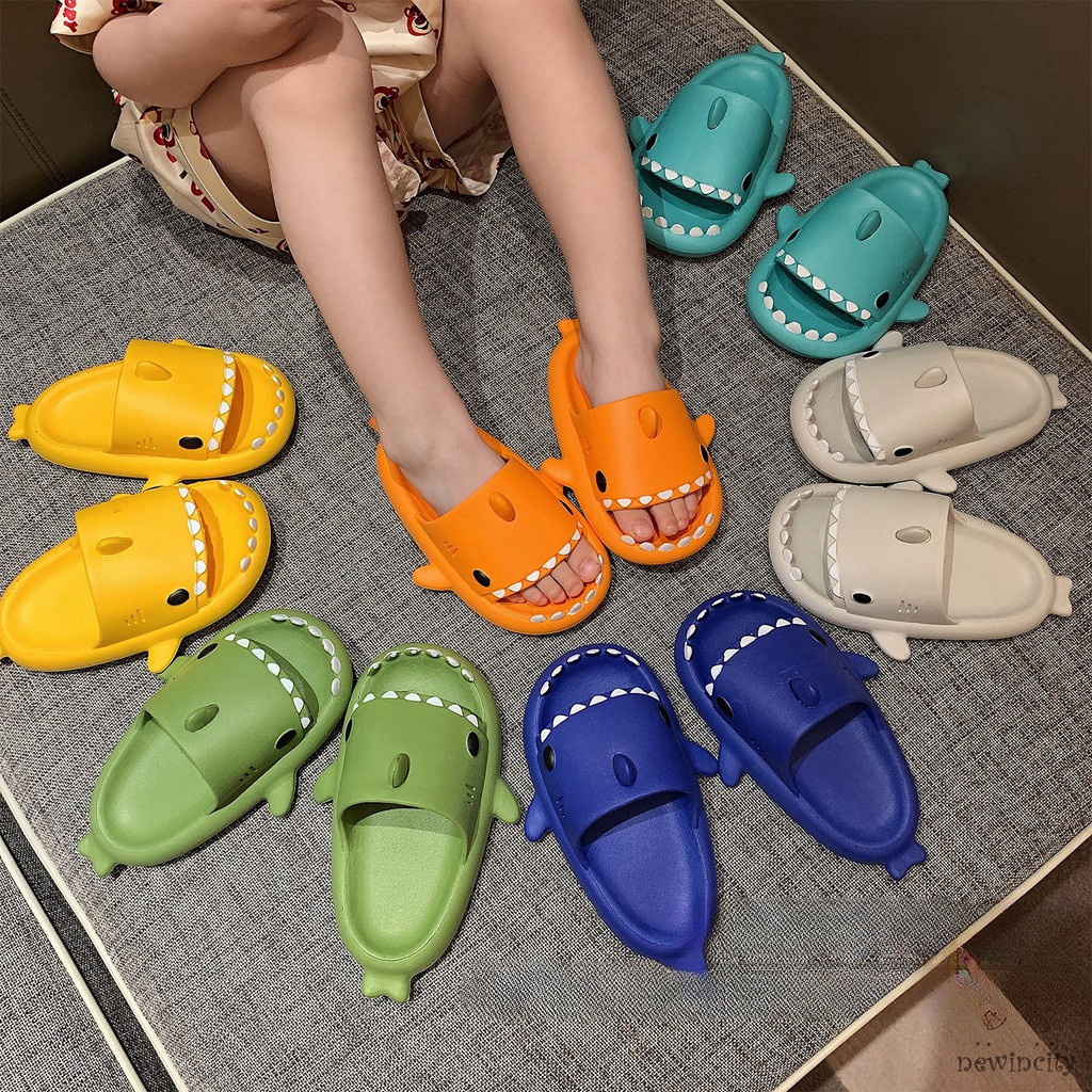 เด็กรองเท้าแตะน่ารักรูปฉลามกันน้ําวัสดุ อีวา บ้านรองเท้าแตะในร่ม 2-8 ปี
