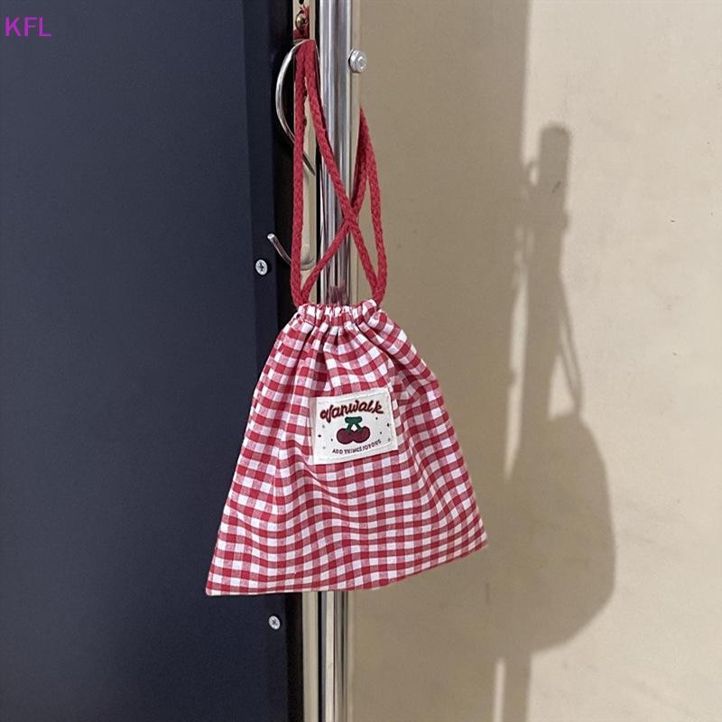 (เคเอฟแอล) น่ารักคิตตี้โบว์พิมพ์ เชือกรูด กระเป๋าลายสก๊อตสีแดงเชอร์รี่กระเป๋าเครื่องสําอางความจุขนาดใหญ่เดินทางแบบพกพาถุงเก็บของกระจุกกระจิกของขวัญขาย - รูปที่ 5