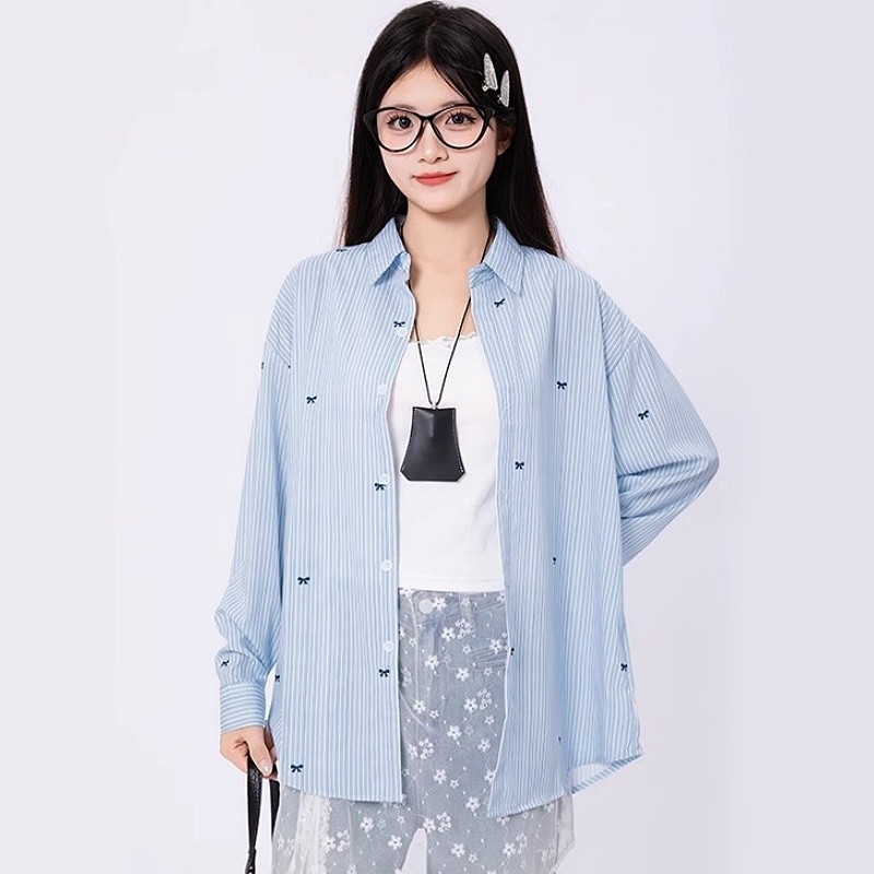 Suysuy พร้อมส่ง เสื้อเชิ้ต คอปก แขนยาว ลายริ้ว+โบว์ กระดุมปลายแขน ชายแต่งโค้ง สไตล์เกาหลี ผ้าซาติน ลื่นๆใส่สบาย