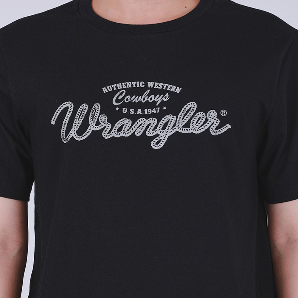 🏄🏼‍️️ ‍️HOT WRANGLER เสื้อยืดแขนสั้นผู้ชาย คอลเลคชั่น Everyday with Wrangler ทรง Regular รุ่น สีดำ เ