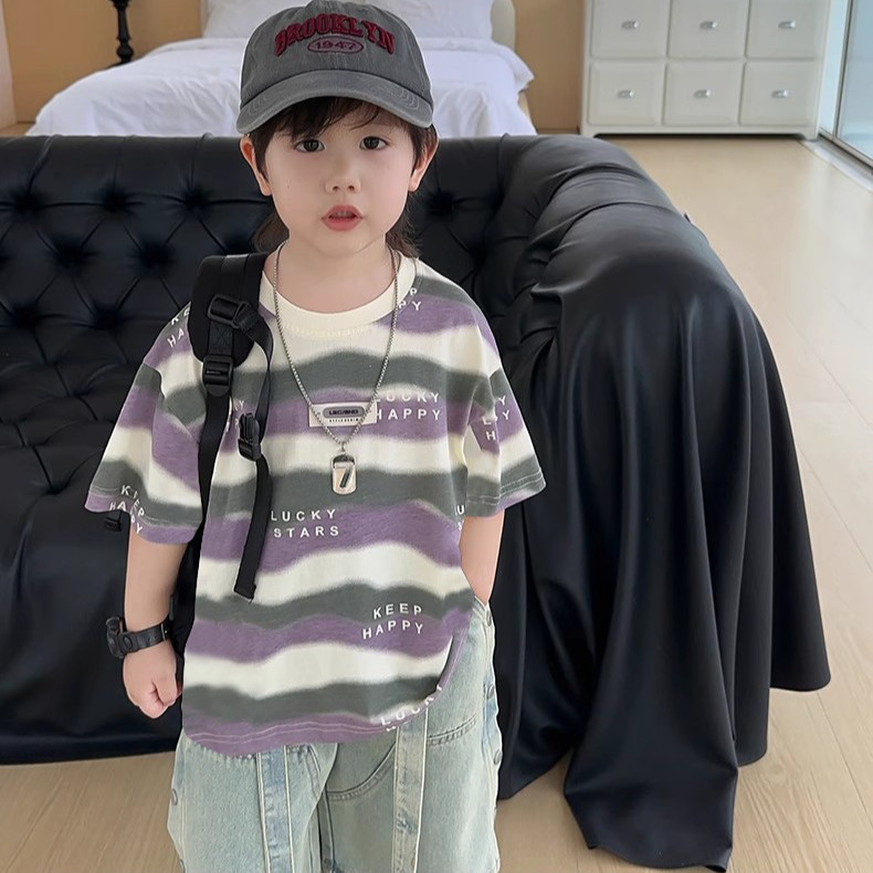 ฤดูร้อน เสื้อยืดแขนสั้นผ้าฝ้ายสำหรับเด็กชาย เสื้อพิมพ์ลายตัวอักษรลายทางที่มีสไตล์