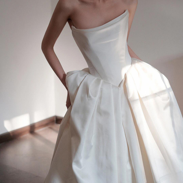 ชุดแต่งงานมินิมอล ชุดเจ้าสาวเกาะอกสีขาวงาช้าง สไตล์เกาหลี เรียบหรู ผ้าซาตินพรีเมียม ชุดถ่ายพรีเวดดิ้ง Wedding Dress
