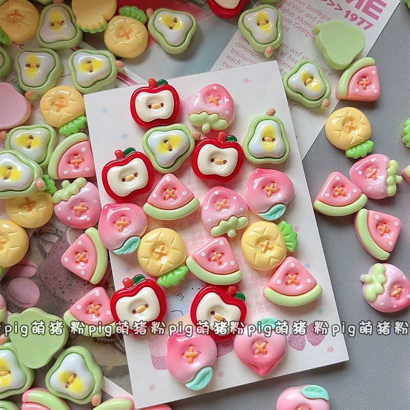 [100 ชิ้นในสต็อก] อุปกรณ์เรซินซีรีส์ผลไม้แตงโมและสตรอเบอร์รี่สำหรับเครื่องประดับผม คลิปผมโทรศัพท์สีครีม วัสดุงานฝีมือ DIY