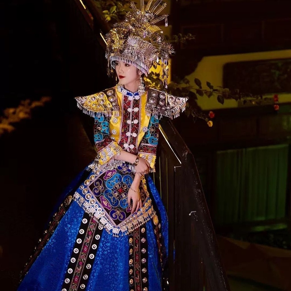 ชุดสไตล์ชาติพันธุ์ Miao เสื้อผ้าสตรี กระโปรงยาวและเสื้อล้อมรอบคอ อุปกรณ์ประดับศีรษะ 6.19w