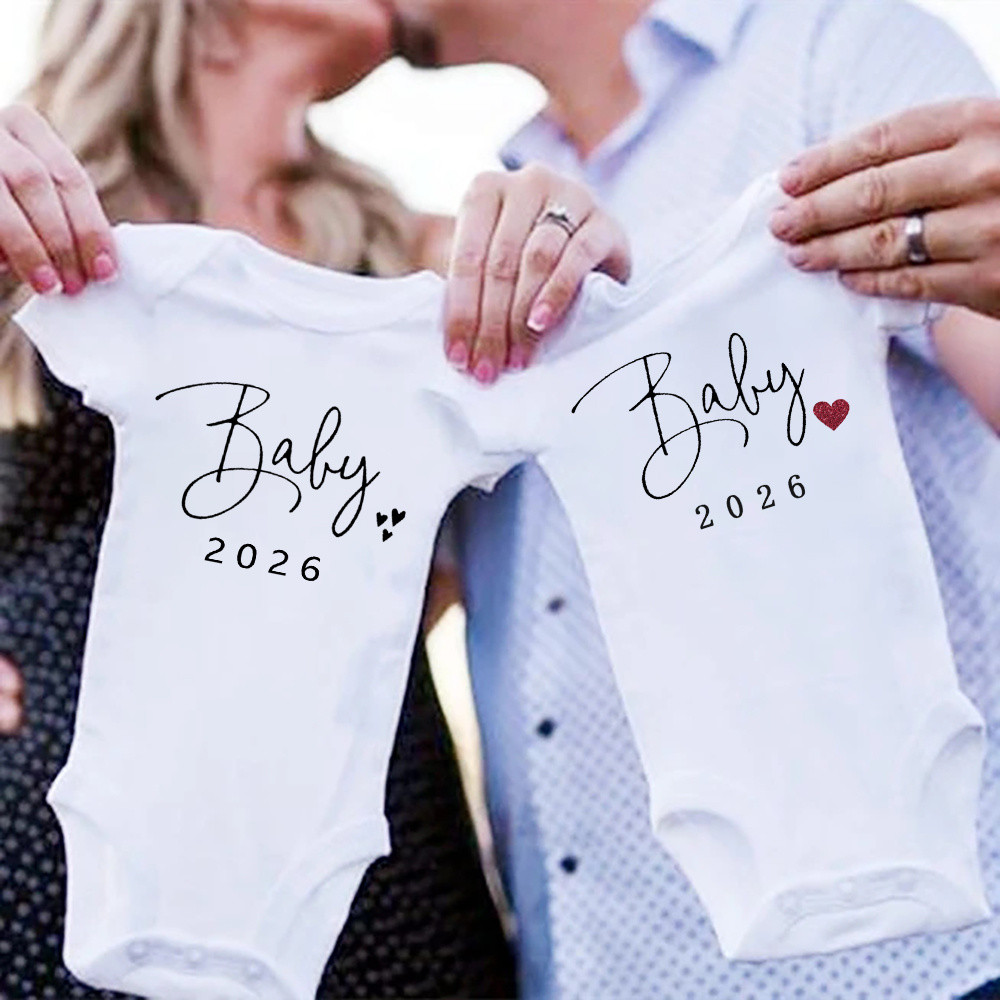 Baby Coming Soon 2026 ประกาศทารกแรกเกิดชุดบอดี้สูทเด็ก Romper ฤดูร้อนชายหญิงชุด Body การตั้งครรภ์เปิดเผยเสื้อผ้า Jumpsuit