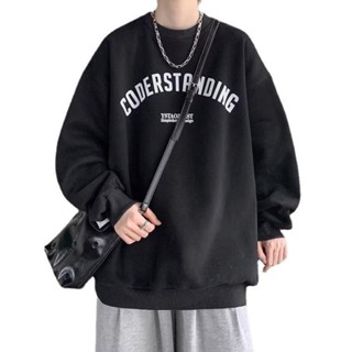 56MEN Sweater W200 สเวตเตอร์คอกลม ลายพิมพ์อักษรโค้ง ผ้าโพลีผ…