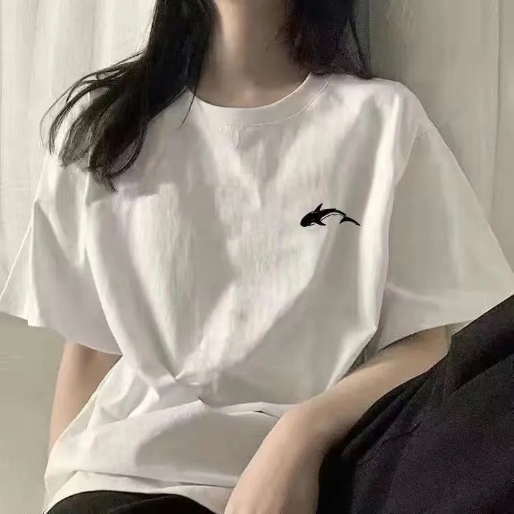 เสื้อยืดหลวมสไตล์เกาหลี ลายดวงจันทร์กับโลมา ใหม่ เสื้อยืดแขนสั้นสีขาวใส่คู่ได้หลายสไตล์