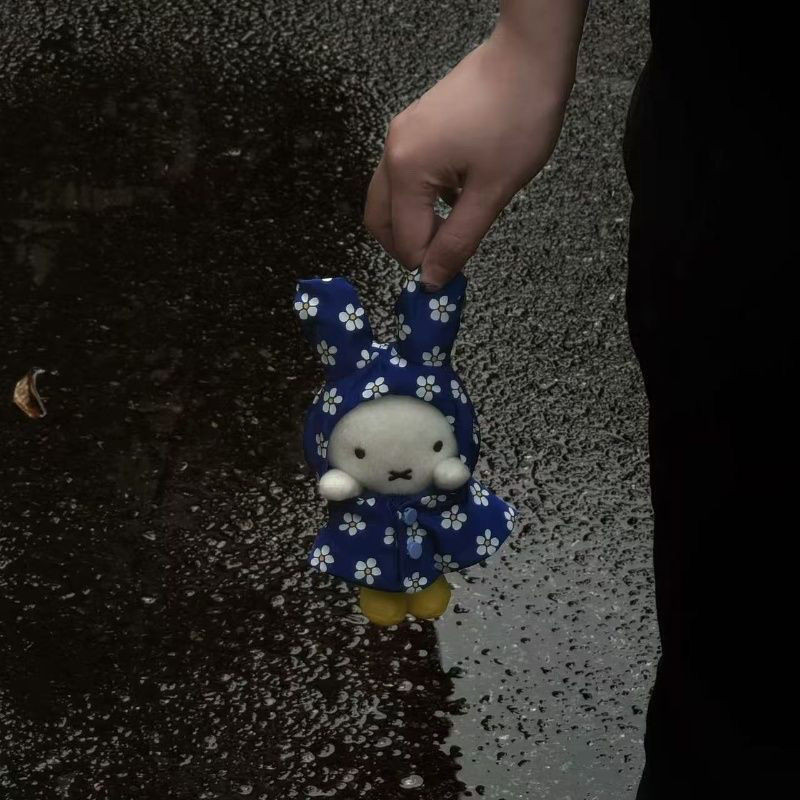 Miffy Blue Raincoat miffy Rabbit Limited ตุ๊กตาตุ๊กตาตุ๊กตาตุ๊กตาจี้กระเป๋าของขวัญ