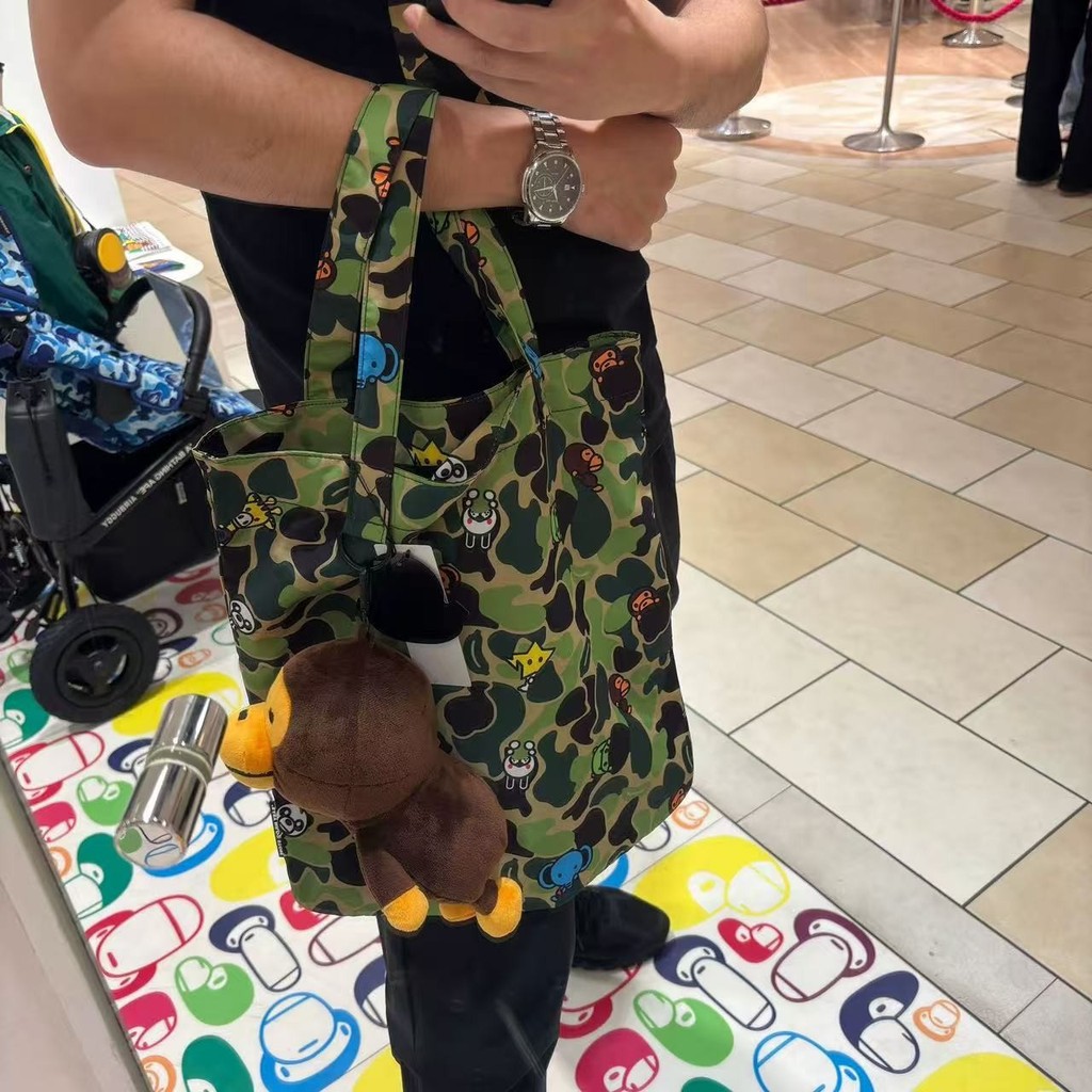 กระเป๋าโท้ตลายพรางสีเขียวคลาสสิกพร้อมตุ๊กตาการ์ตูนลิงน้อย - รูปที่ 6