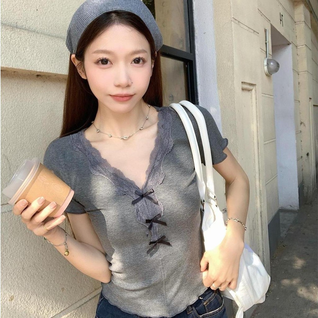 cherryshop พร้อมส่ง เสื้อยืดคอวีแขนสั้นผู้หญิงสไตล์เกาหลีสุดหวาน สีพื้น การตกแต่งด้วยโบว์ลูกไม้ ผ้ายืดรูปทรงสวย - รูปที่ 7