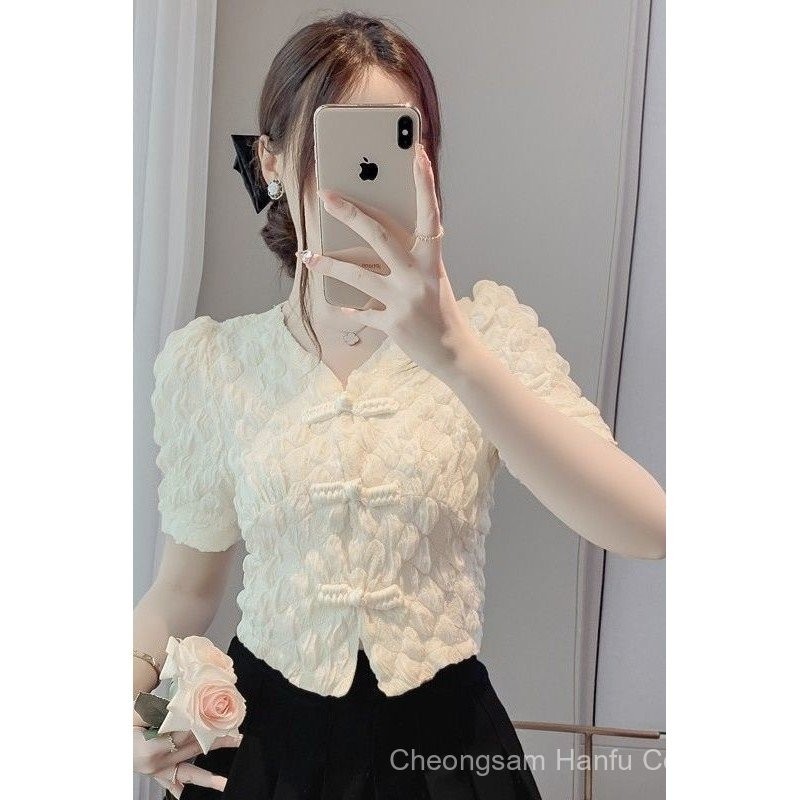 ผู้หญิง 2025 ฤดูร้อน สไตล์จีนใหม่ ดีไซน์ปุ่มแมนดาริน คอวี แขนสั้น เสื้อเบลาส์ชิฟฟอนพับน้ำหนักเบา