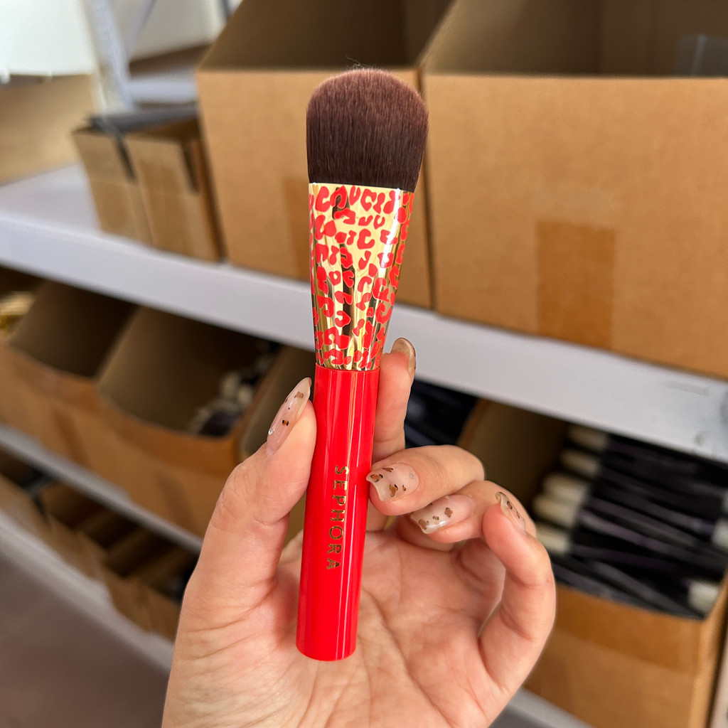 Sephora/Sephora Red Limited Edition Slope Foundation Brush แปรงปัดแก้ม แปรงรองพื้น มัลติฟังก์ชั่น