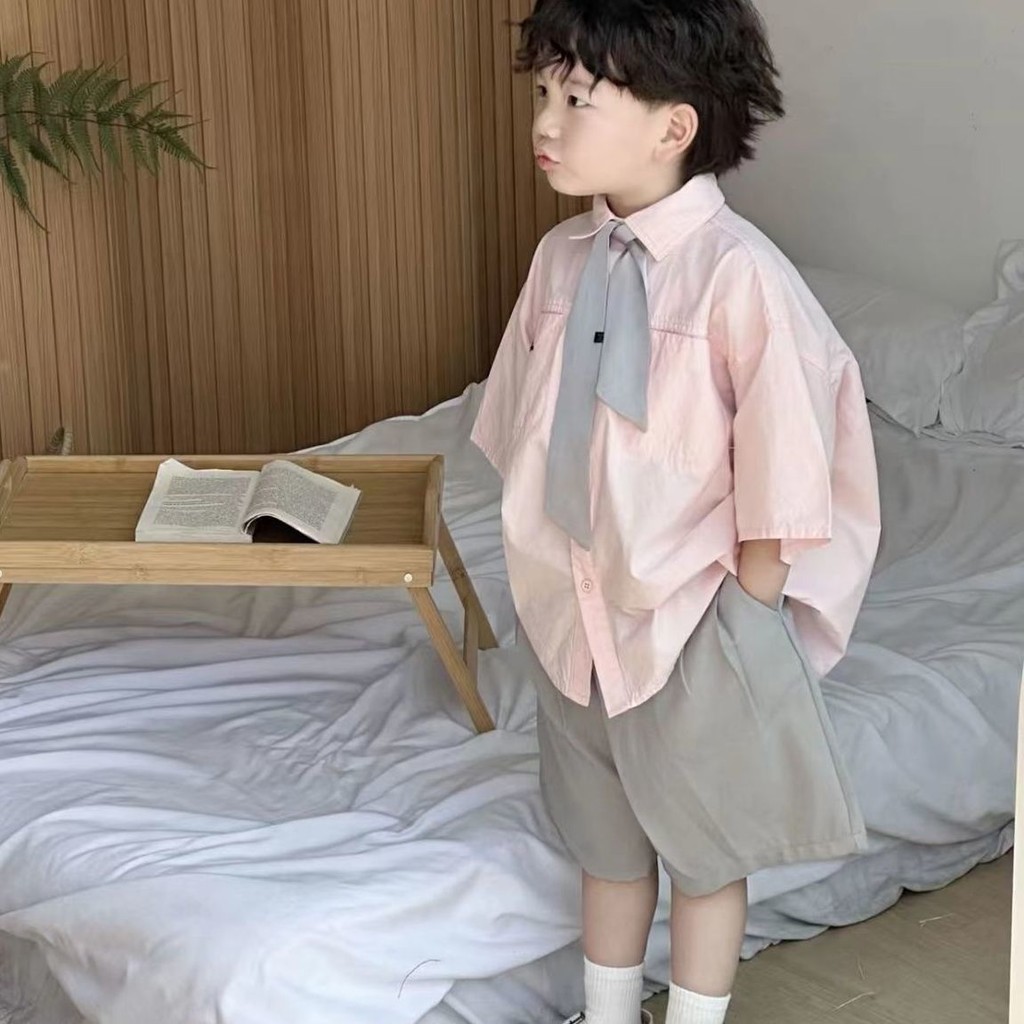 ชุดสูทเด็กชายแขนสั้น สไตล์เกาหลี – ชุดสองชิ้นฤดูร้อน ผ้าบางเบา ดูหล่อ เท่ สุภาพบุรุษน้อย