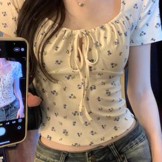 เสื้อยืดแขนสั้น ลายดอกเอวเก็บ คอสี่เหลี่ยม