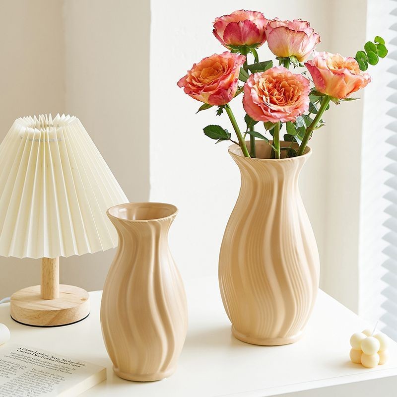 【ไทยยุ่น โฮม จัดส่งพัสดุไปรษณีย์ด่วน】แจกันพลาสติกฝรั่งเศสห้องนอนห้องนั่งเล่นห้องรับประทานอาหารชั้นสูงจัดดอกไม้สีขาวตกแต่งบ้านจัดดอกไม้