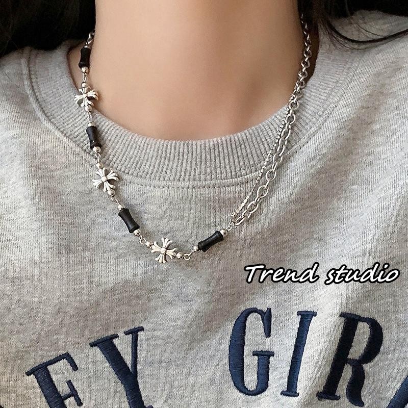 สร้อยคอเชื่อมแบบทันสมัย การผสมผสานระหว่างไม้กางเขนและเพทายสีดำและการออกแบบโซ่คู่เป็นที่นิยมมาก สร้อยคอแฟชั่นซีรีส์