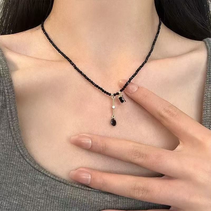 2025 ใหม่ Retro คริสตัลสีดําลูกปัดสร้อยคอผู้หญิง High-end Niche Clavicle Chain เครื่องประดับแฟชั่น