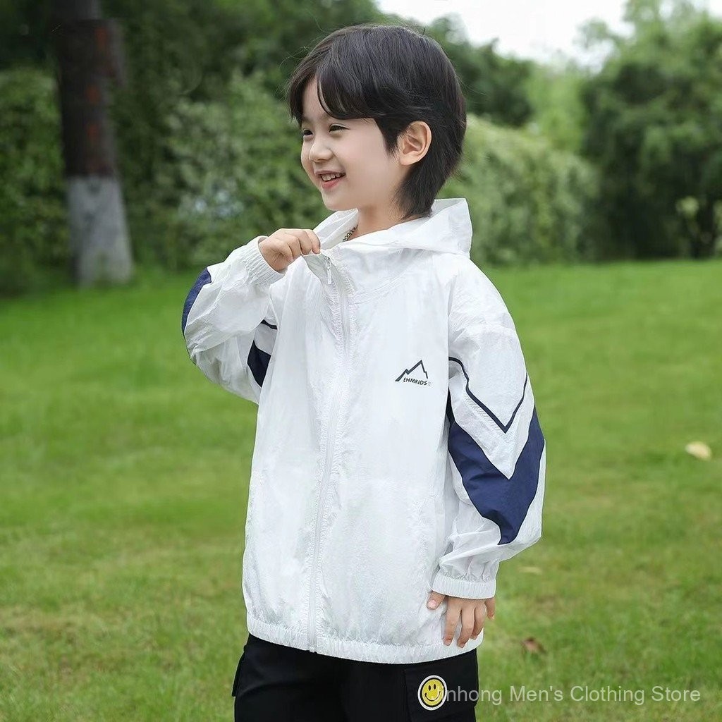 แจ็คเก็ตป้องกันแสงแดดสำหรับเด็กชาย 2025 เสื้อผ้าเด็กใหม่ แจ็คเก็ตมีฮู้ดฤดูร้อนสำหรับเด็กชาย