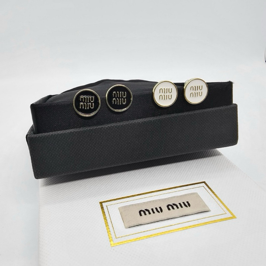 สีดำ MM logo-embossed stud earrings ต่างหู มิว โล้โก้กลม สีขาว อะไหล่ทอง  ภาพถ่ายจากงานจริง