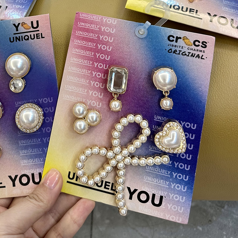 [พร้อมกระดาษแข็งบรรจุภัณฑ์เดิม] จิ๊บบิทซ์ ดอกไม้รองเท้าโลหะ 5 ชิ้นชุดอุปกรณ์รูรองเท้าดอกไม้ตกแต่งรองเท้า ความละเอียดสูง รูปแบบโลหะอัญมณีโซ่สนุกหัวเข็มขัดรองเท้าส ราคา ถูกที่สุด ดีลบีเคเค แกลเลอรีภาพที่ 4