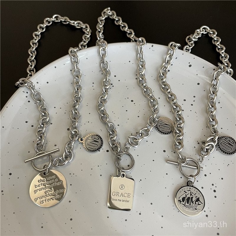 สร้อยคอไทเทเนียมเหล็กสไตล์มินิมอลสำหรับผู้หญิง ฮิปฮอป หัวความงาม ตัวอักษรภาษาอังกฤษ จี้ทันสมัย ไม่ซี