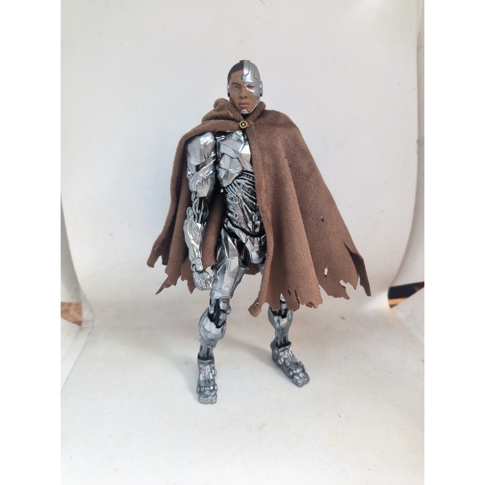 เสื้อคลุมที่มีจําหน่ายกระดูกเหล็ก Mafex Justice League