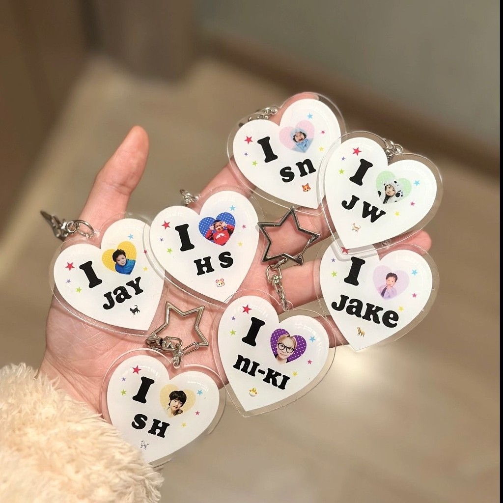 ✨มาใหม่✨ENHYPEN Fukuo Merchanded Love พวงกุญแจอะคริลิคมูลค่าสูงวัสดุสนับสนุนกระเป๋านักเรียนเครื่องปร