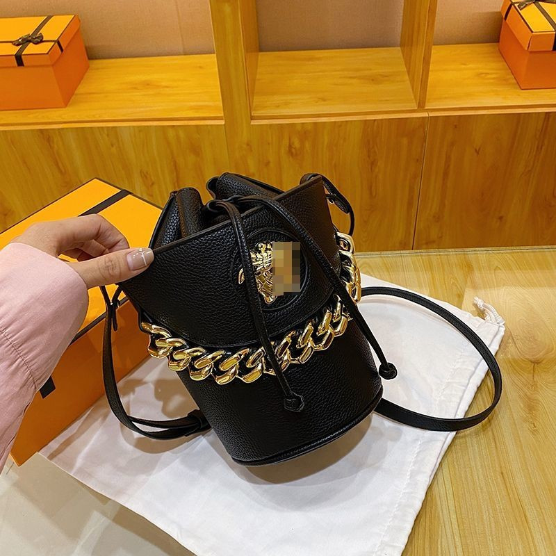 VERSACE กระเป๋าแฟชั่นและพรีเมี่ยมผู้หญิง 2025 ใหม่ Retro Bucket Bag Commuter Casual กระเป๋าสะพายข้าง