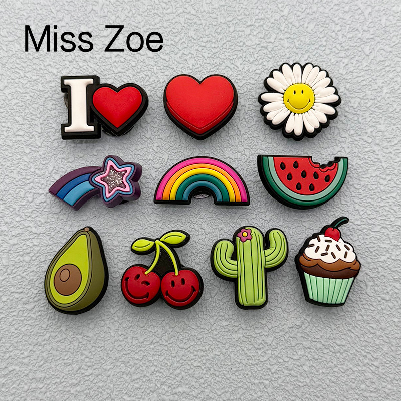 รองเท้าหัวเข็มขัดสไตล์การ์ตูนMiss Zoe Jibtz ดีไซน์น่ารักเหมือนแตงโกล้มพร้อมอุปกรณ์เสริม