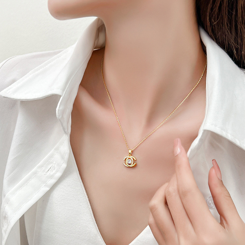 ไทเทเนียม Agile Double C-Shaped สร้อยคอ Anti-Rust จี้ผู้หญิงแฟชั่นทอง High-End Clavicle Chain อารมณ์