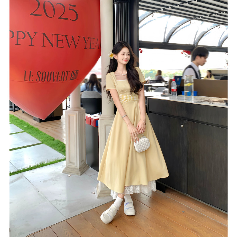 【XS-XL】 เดรสแฟชั่นเกาหลี คอเหลี่ยมแต่งลูกไม้ แขนสั้นเรียบร้อย ดีเทลผูกเอวลายสก๊อต ชายเดรสระบายคลาสสิก