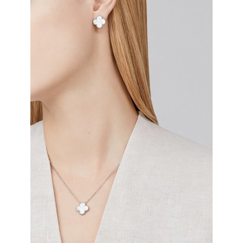 ต่างหู Van Cleef & Arpels 18K Gold แบบ four-leaf clover จากซีรีย์ Alhambra สีขาว fritillary