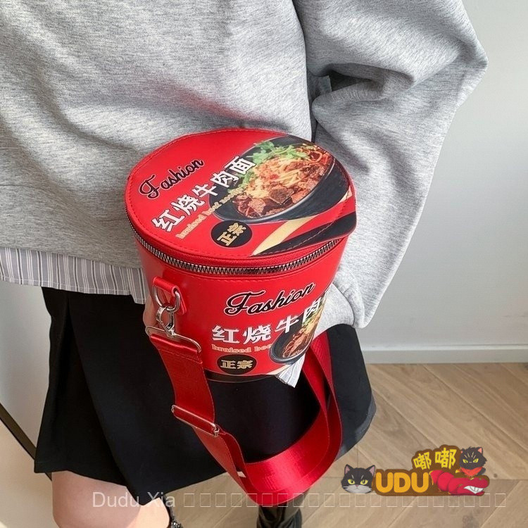 กระเป๋าบะหมี่กึ่งสำเร็จรูปที่สนุกสนาน กระเป๋าสะพายข้างรูปทรงถ้วยบะหมี่กึ่งสำเร็จรูป ความจุขนาดใหญ่ กระเป๋าแต่งหน้าสำหรับผู้หญิง ของขวัญสร้างสรรค์