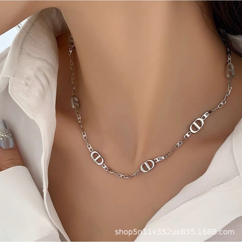 ไทเทเนียมเหล็ก All-Match หมูจมูกสร้อยคอสไตล์ใหม่หรูหรา High-End Retro Clavicle Chain สร้อยคอผู้หญิง