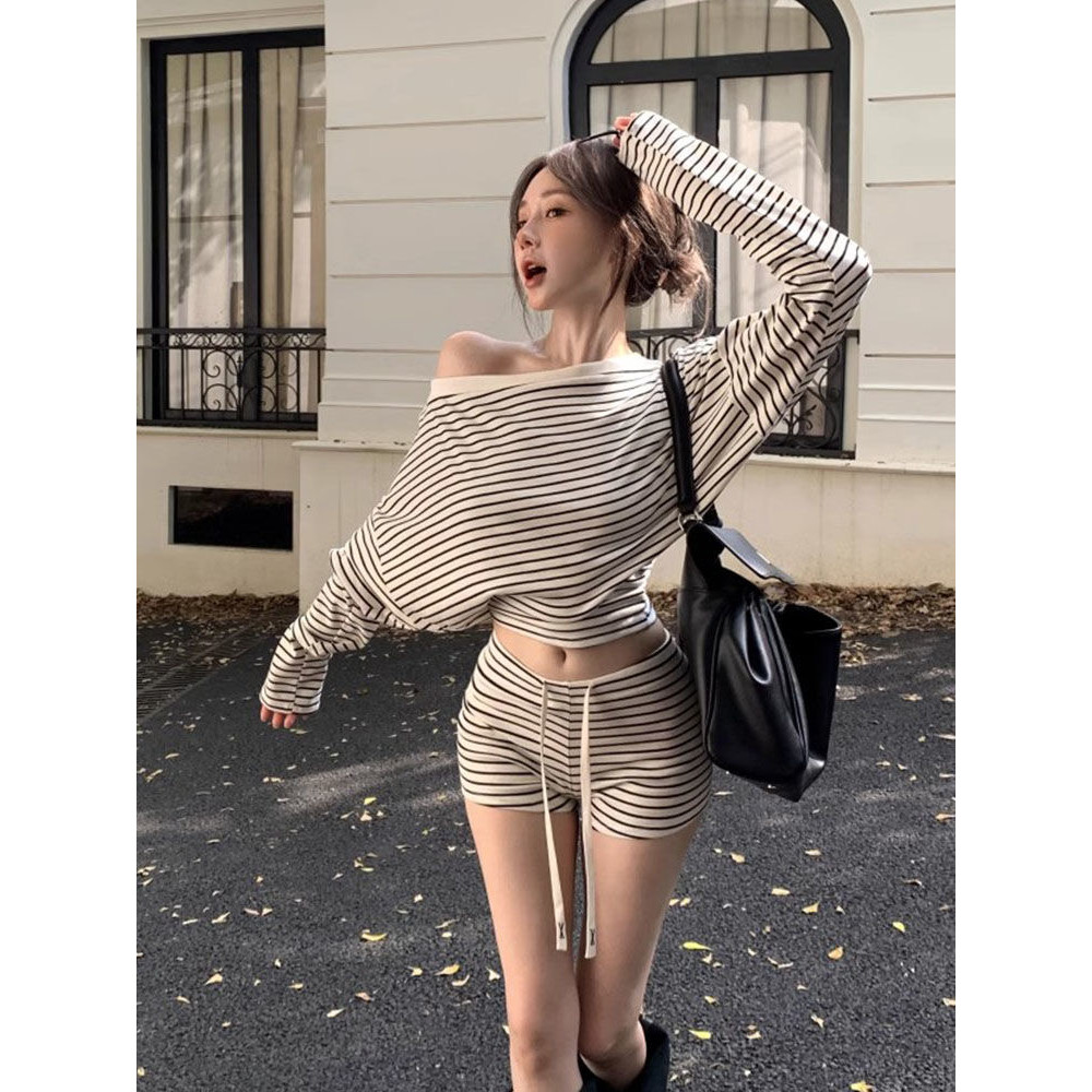 ชุดนอนแขนยาวลายทางสีดำและขาวแบบไม่มีไหล่ สไตล์เกาหลี สำหรับผู้หญิง เหมาะสำหรับฤดูใบไม้ผลิ ฤดูใบไม้ร่วง และฤดูร้อน ชุดลำลองแบบไม่มีไหล่