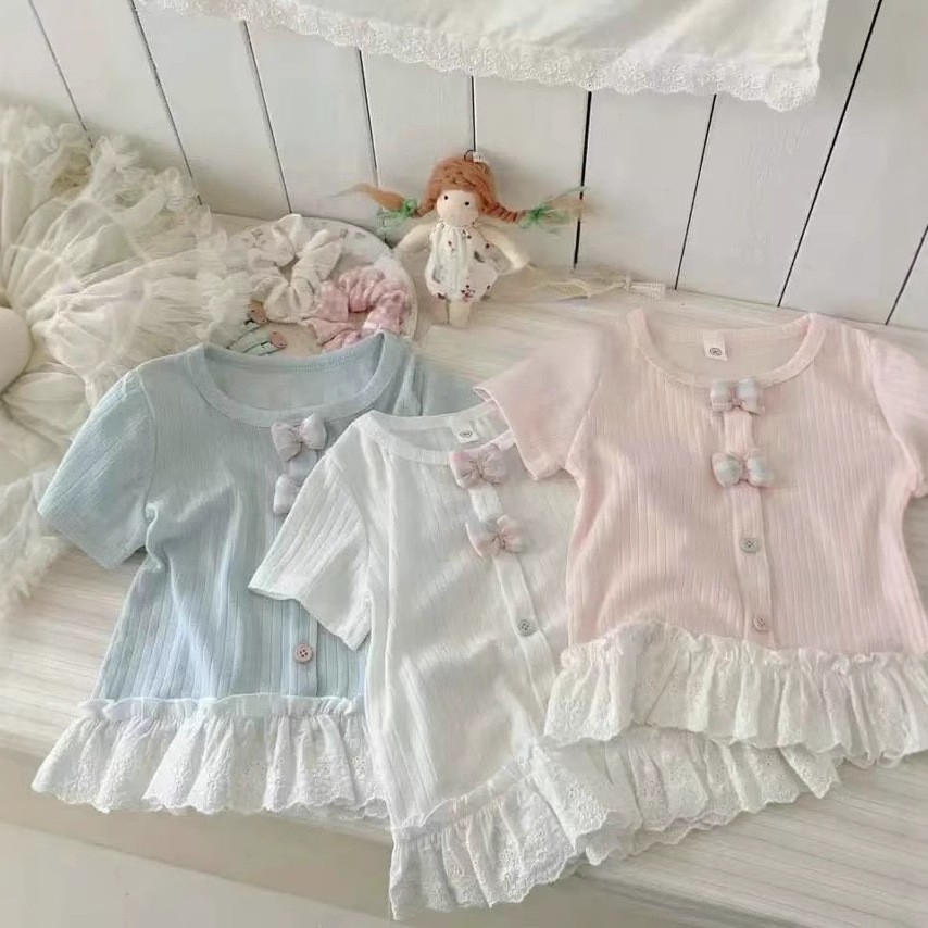 ฤดูร้อน เสื้อยืดแขนสั้นสำหรับเด็กผู้หญิงใหม่ เสื้อเบสตัวใหม่ที่มีลูกไม้และแพทช์เวิร์ค เสื้อเกาหลีหวานสำหรับเด็กผู้หญิง